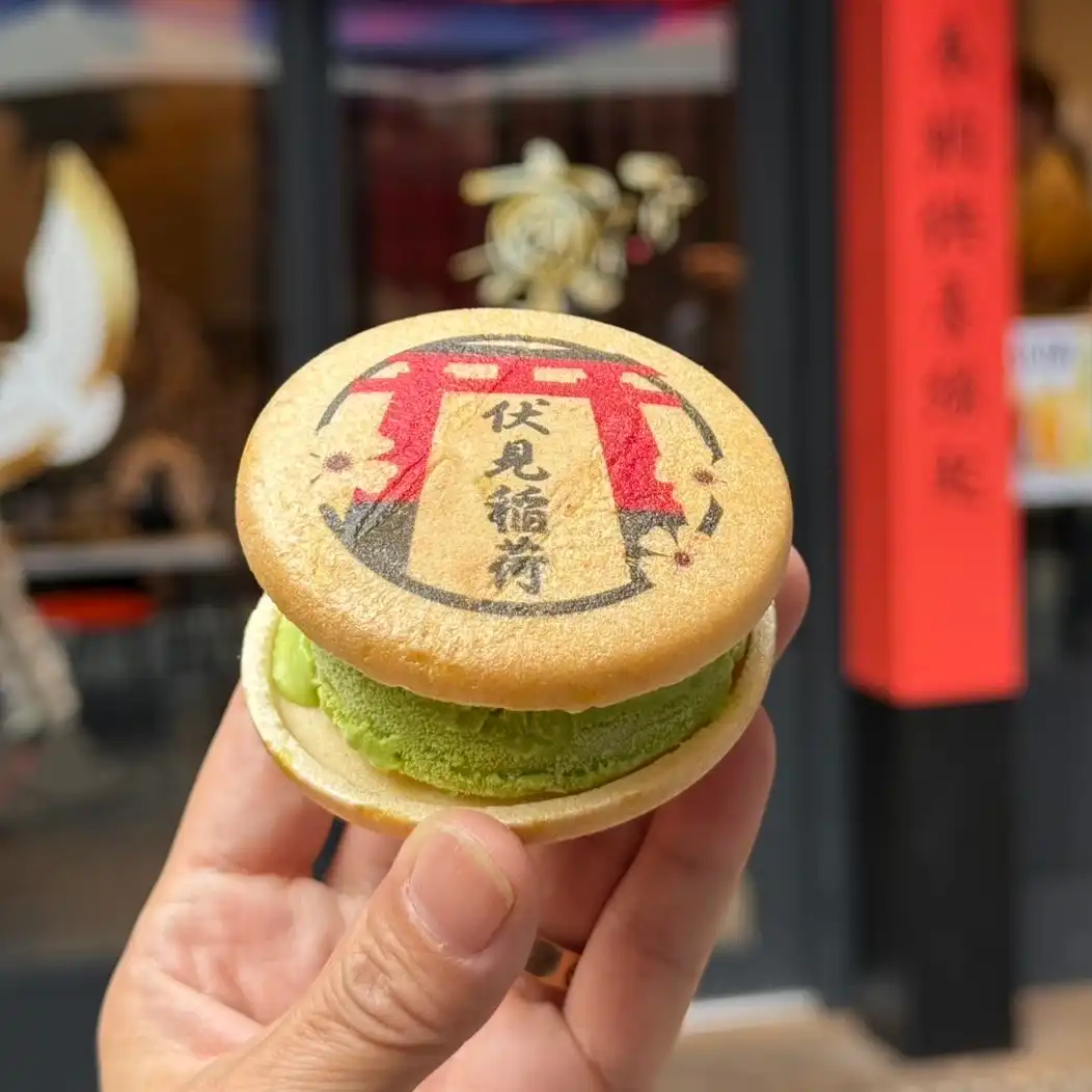 駅から徒歩1分。食事にも甘味にも Just One Minute from Fushimi Inari Station